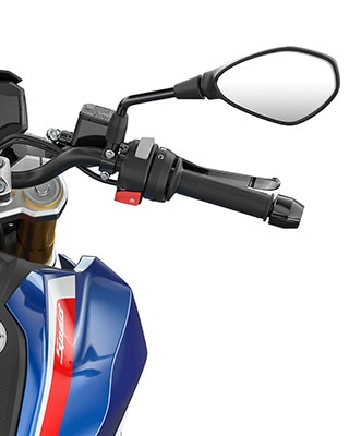 Pohled na řídítka a ovládací prvky motocyklu G 310 R.