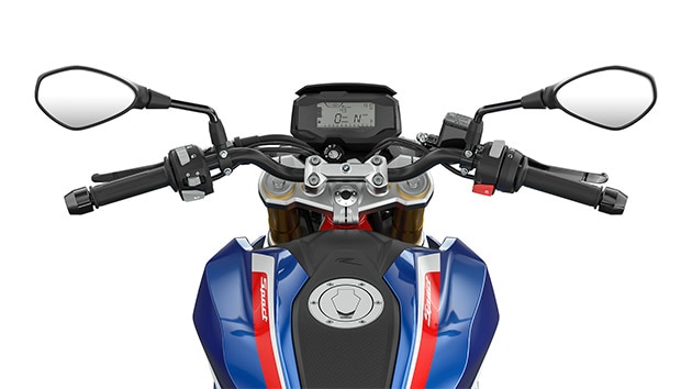Pohled na řídítka a ovládací prvky motocyklu G 310 R.