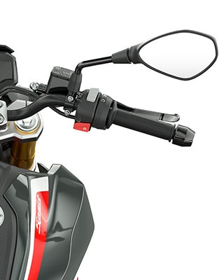Pohled na řídítka a ovládací prvky motocyklu G 310 R.