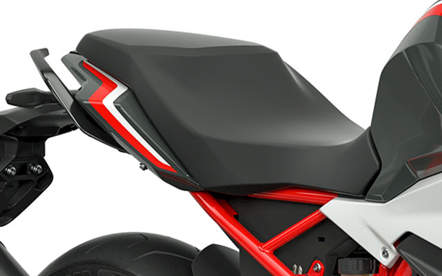 Pohled na ergonomické sedlo modelu G 310 R.