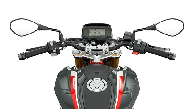 Pohled na řídítka a ovládací prvky motocyklu G 310 R.
