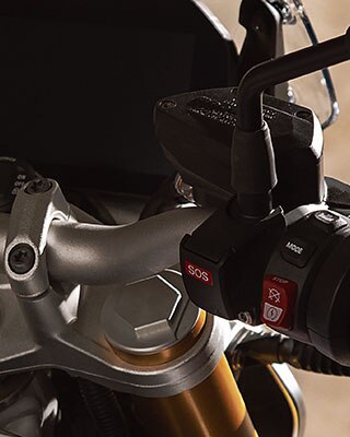 BMW R 1250 R s detailním pohledem na kryt hlavy válců a nápis ShiftCam.