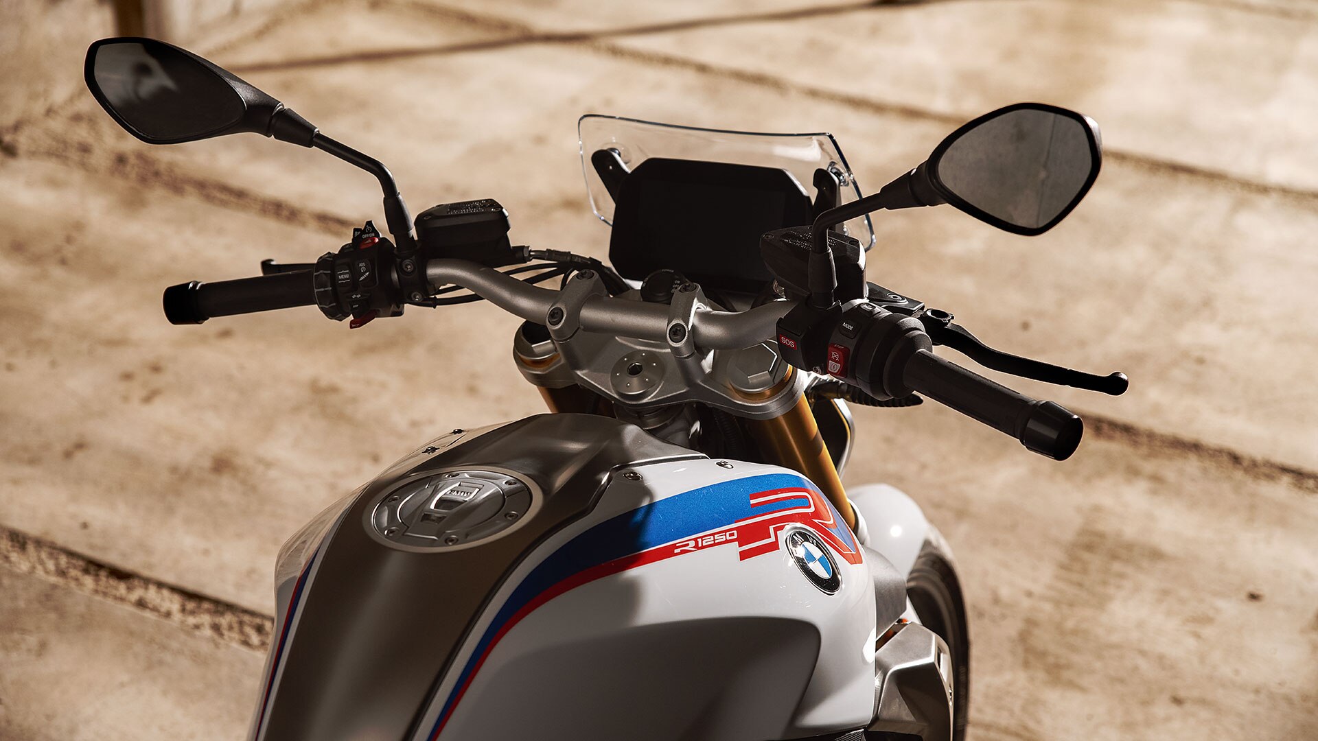 BMW R 1250 R s detailním pohledem na kryt hlavy válců a nápis ShiftCam.