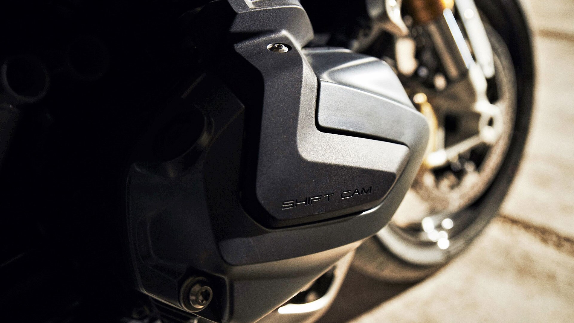 BMW R 1250 R v provedení Style Sport s nepřehlédnutelnou nádrží