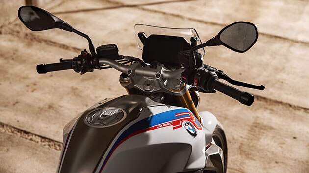 BMW R 1250 R s detailním pohledem na kryt hlavy válců a nápis ShiftCam.