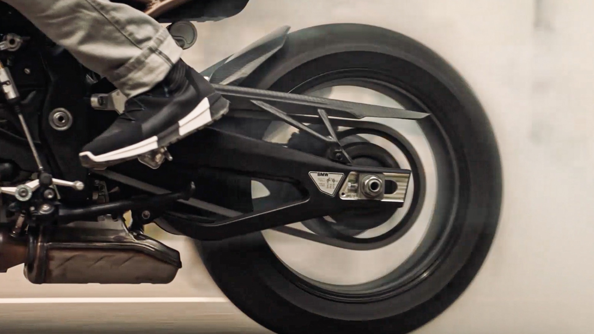 Pohled na jízdní sekvenci motocyklu S 1000 R.