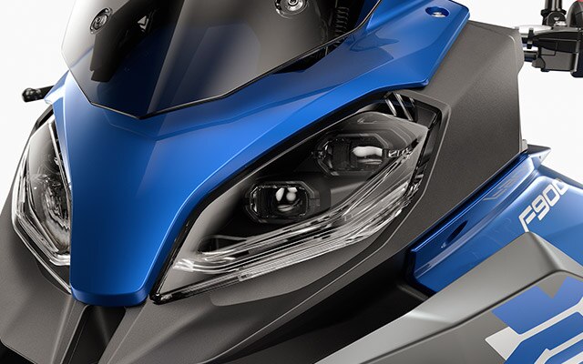 Pohled na světla modelu F 900 XR.
