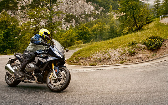 R 1250 RS při jízdě v zatáčkách