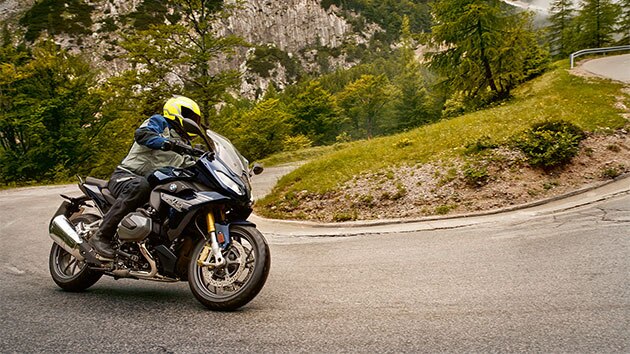 R 1250 RS při jízdě v zatáčkách