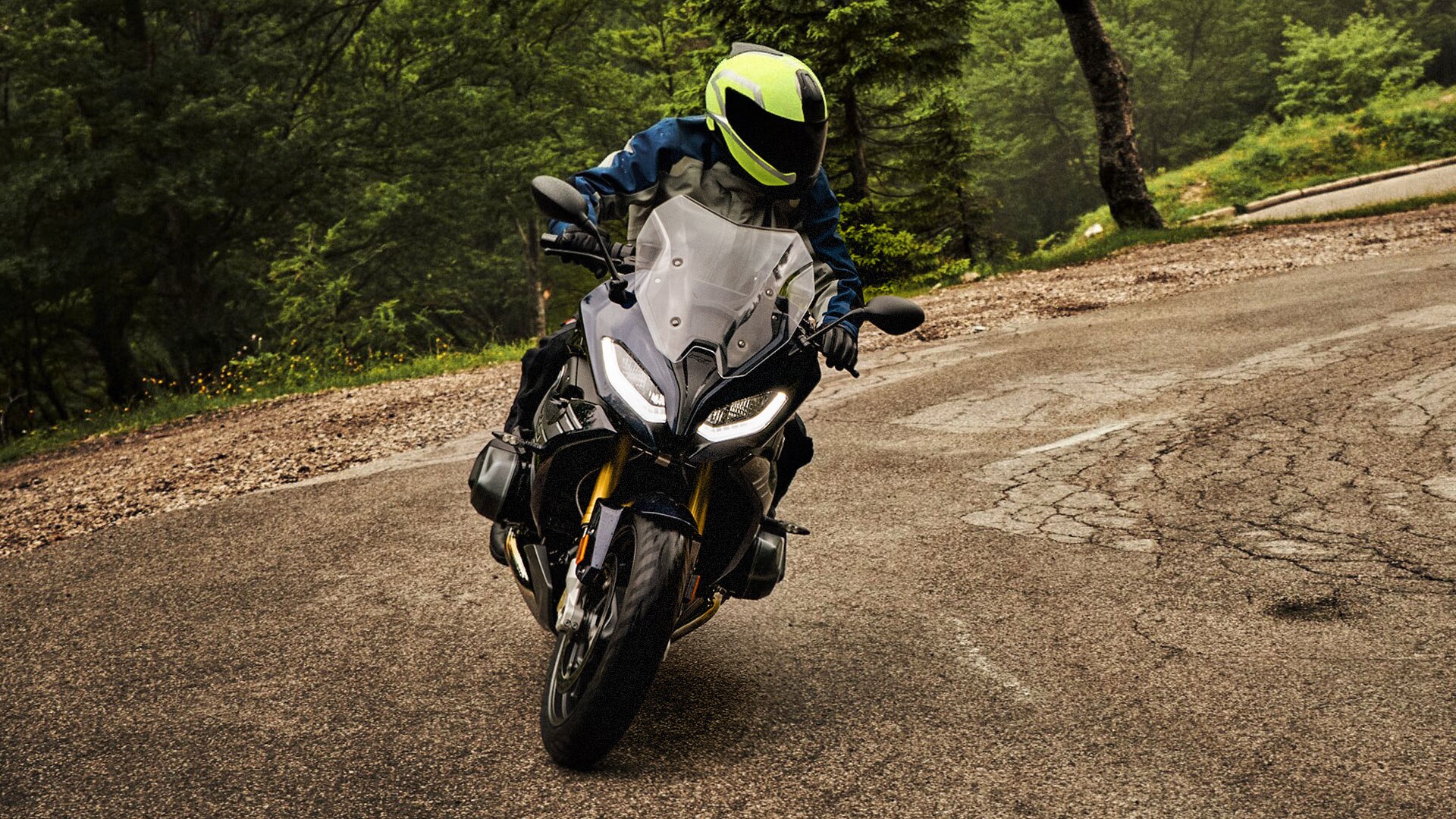 R 1250 RS v zatáčkách