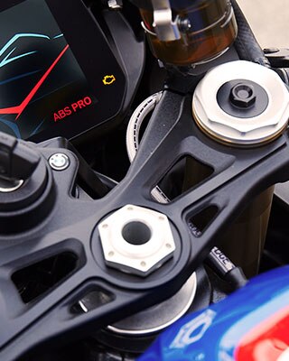BMW RR Nový DDC (Dynamic Damping Control)