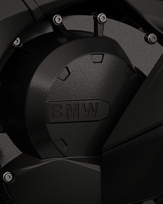 Zaostřeno na šestiválcový motor.