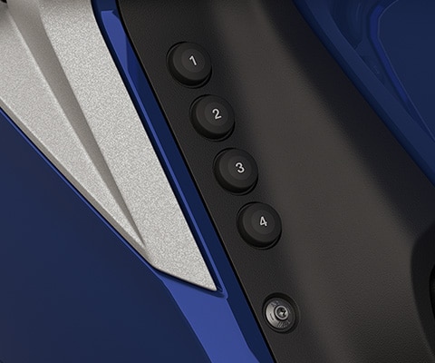 Zaměření na čtyři očíslovaná tlačítka pro oblíbené položky.