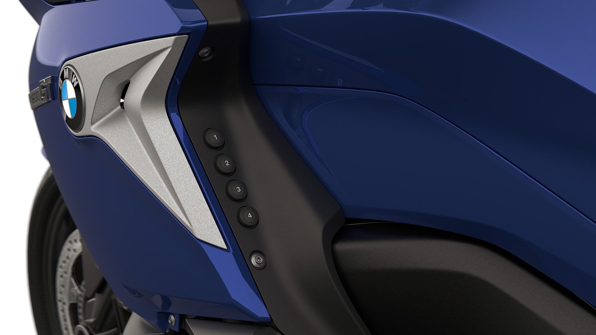 Zaměření na čtyři očíslovaná tlačítka pro oblíbené položky.