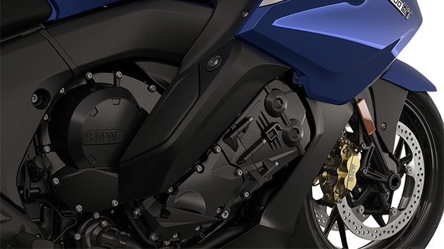 Zaostřeno na šestiválcový motor.