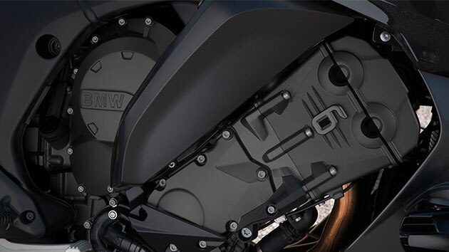 Vícebarevný šestiválcový řadový motor K 1600 GT