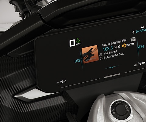 Záběr na displej TFT a boxy motocyklu K 1600 GTL.