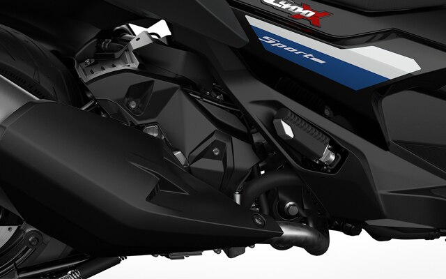 Pohled na jednoválcový spalovací motor modelu C 400 X.