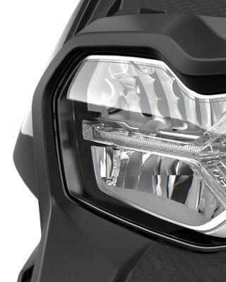 Pohled na přední část modelu C 400 X s full LED světlomety.