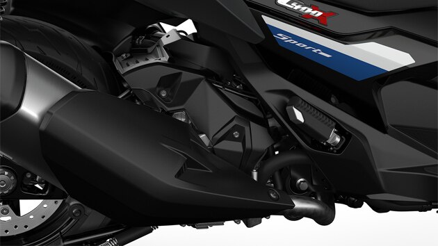 Pohled na jednoválcový spalovací motor modelu C 400 X.