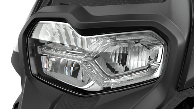 Pohled na přední část modelu C 400 X s full LED světlomety.