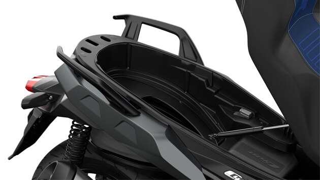 Pohled na otevřenou přihrádku Flexcase skútru C 400 X.