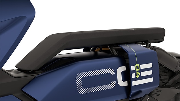 Komfortní sedačka s vyhříváním sedadel modelu CE 04 od BMW Motorrad