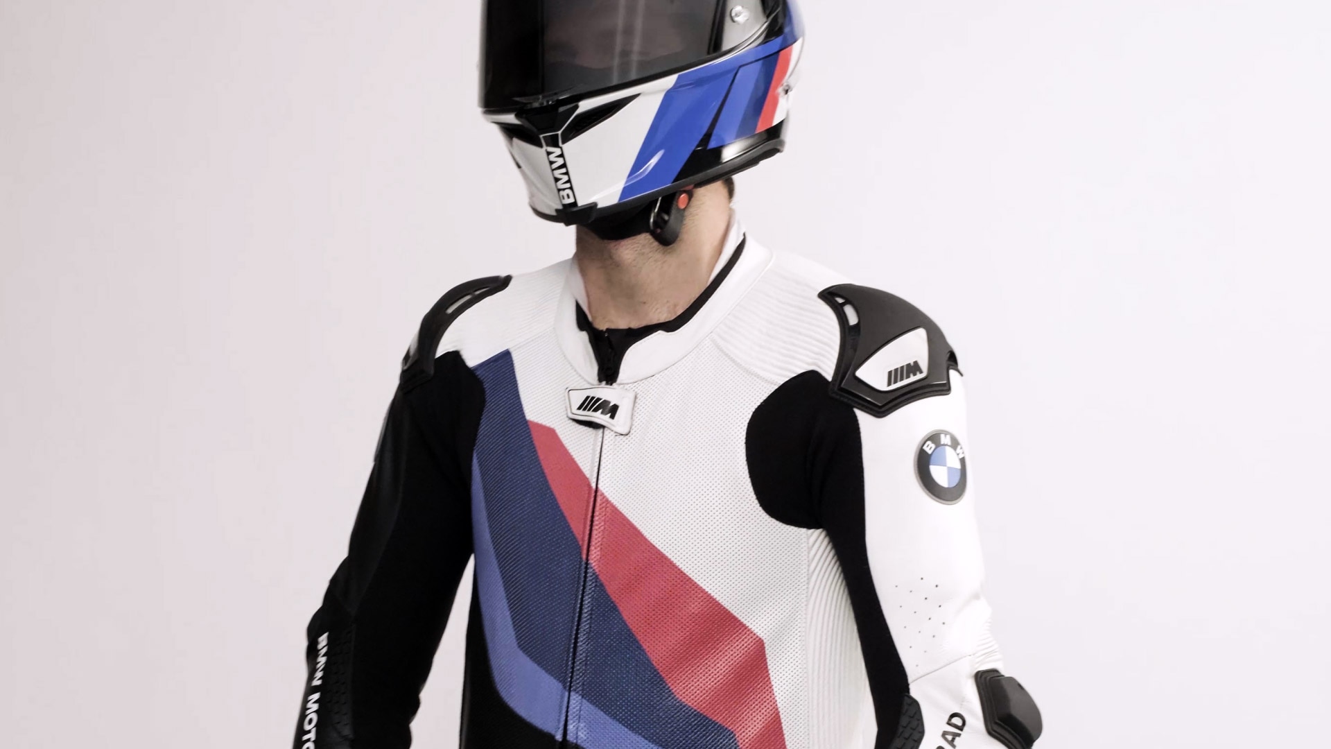 Video představující kombinézu M Pro Race Comp od BMW Motorrad – včetně promyšlených bezpečnostních prvků pro závodníky.